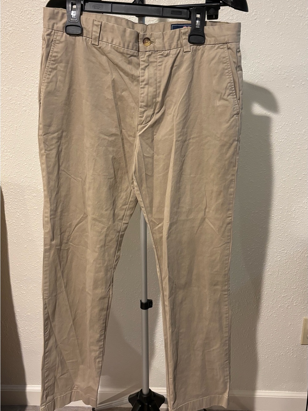 Vineyard Vines Men's Khaki Straight Chinos in Tan